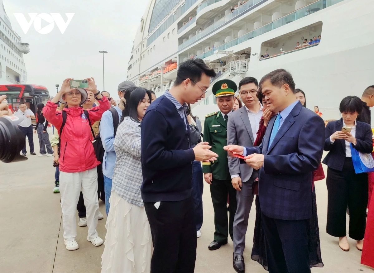 over 2,300 foreign visitors arrive in quang ninh on lunar new year s day picture 1
