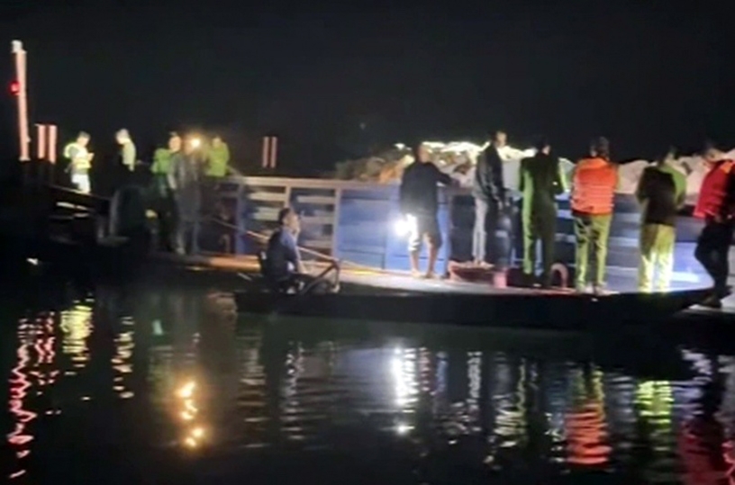 six missing after passenger boat sinks in collision on thac ba lake picture 1