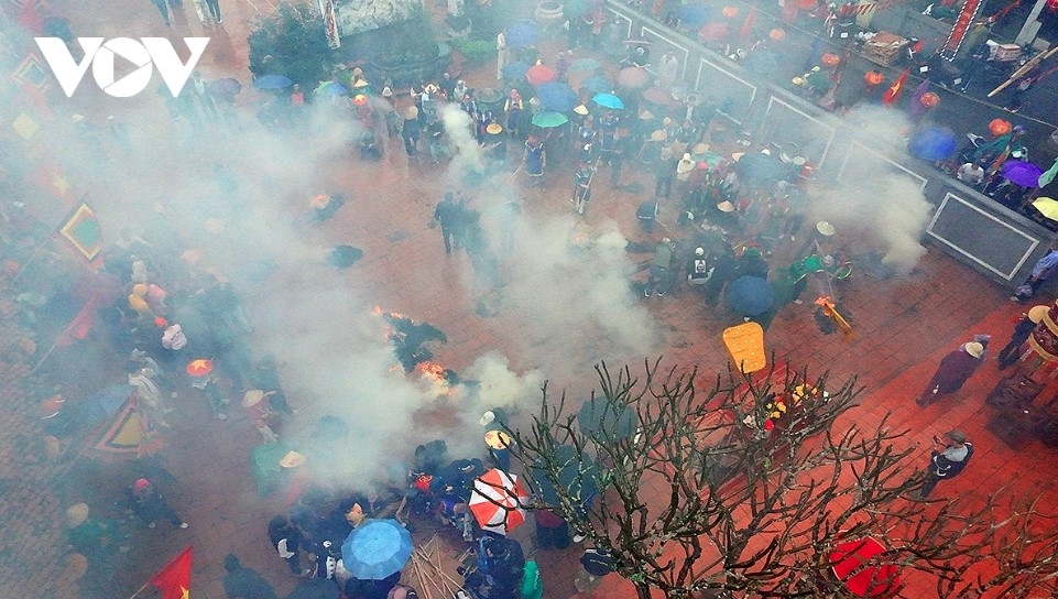 fire-making and rice-cooking contest enlivens early lunar new year festival picture 1