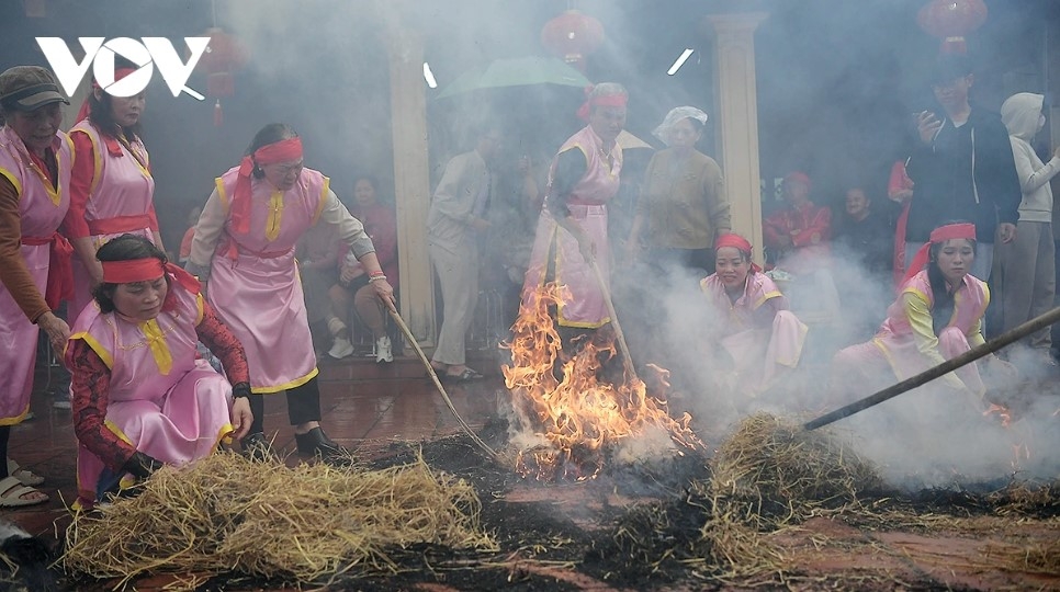 fire-making and rice-cooking contest enlivens early lunar new year festival picture 2