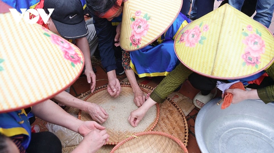 fire-making and rice-cooking contest enlivens early lunar new year festival picture 10