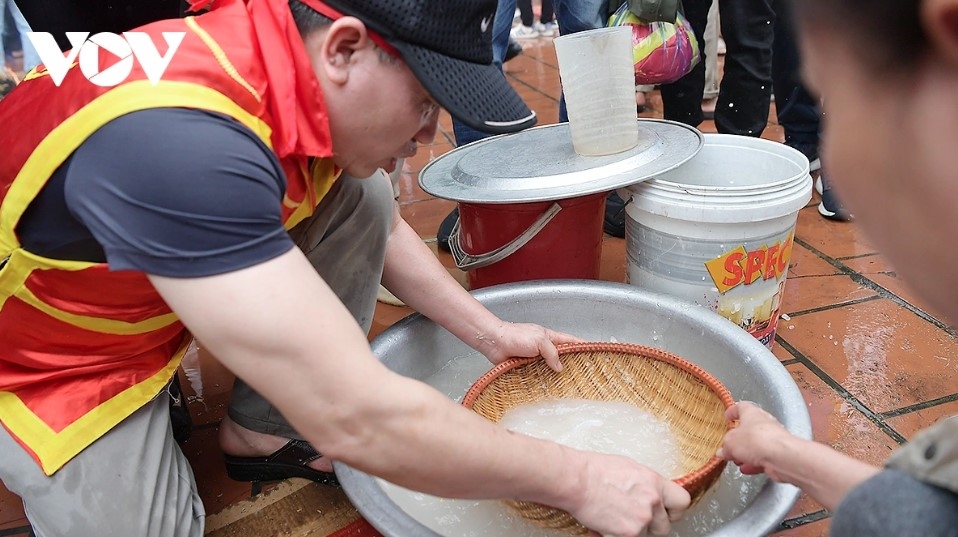fire-making and rice-cooking contest enlivens early lunar new year festival picture 11