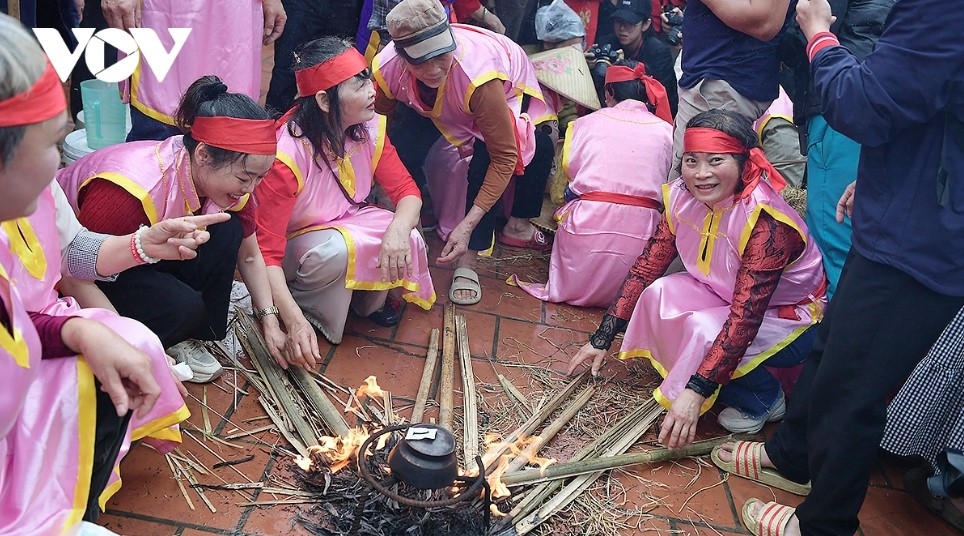 fire-making and rice-cooking contest enlivens early lunar new year festival picture 12