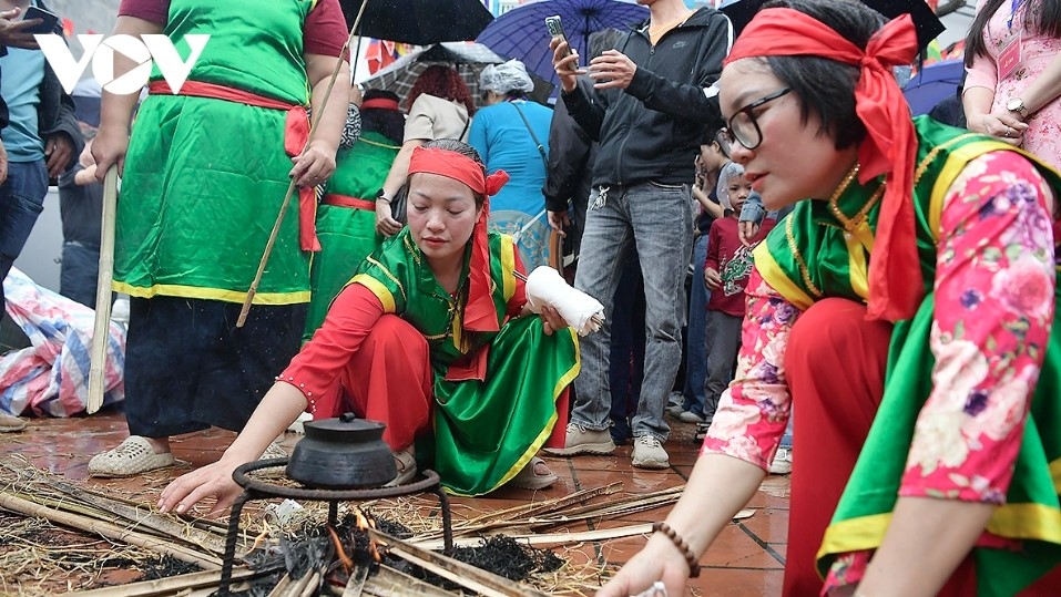 fire-making and rice-cooking contest enlivens early lunar new year festival picture 13