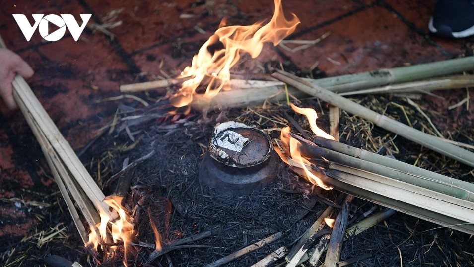 fire-making and rice-cooking contest enlivens early lunar new year festival picture 15