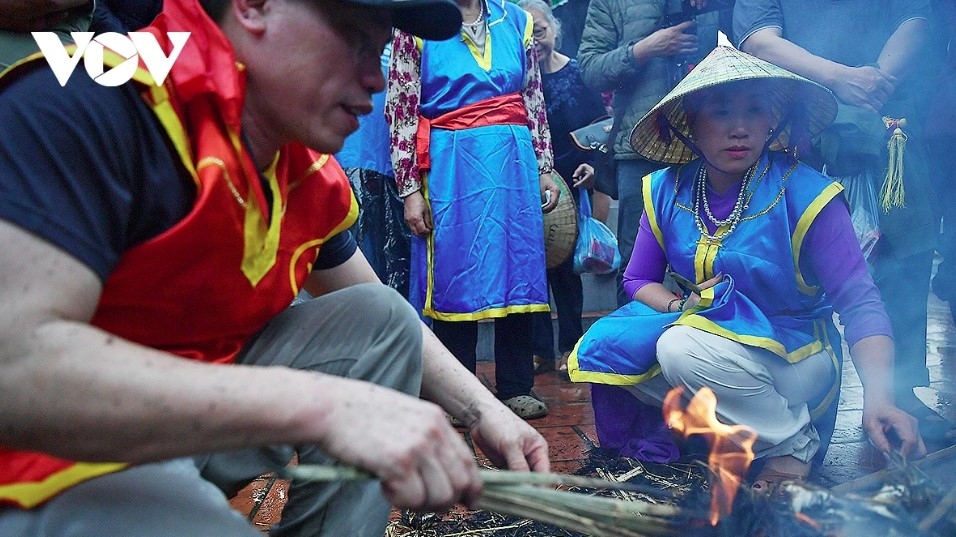 fire-making and rice-cooking contest enlivens early lunar new year festival picture 16