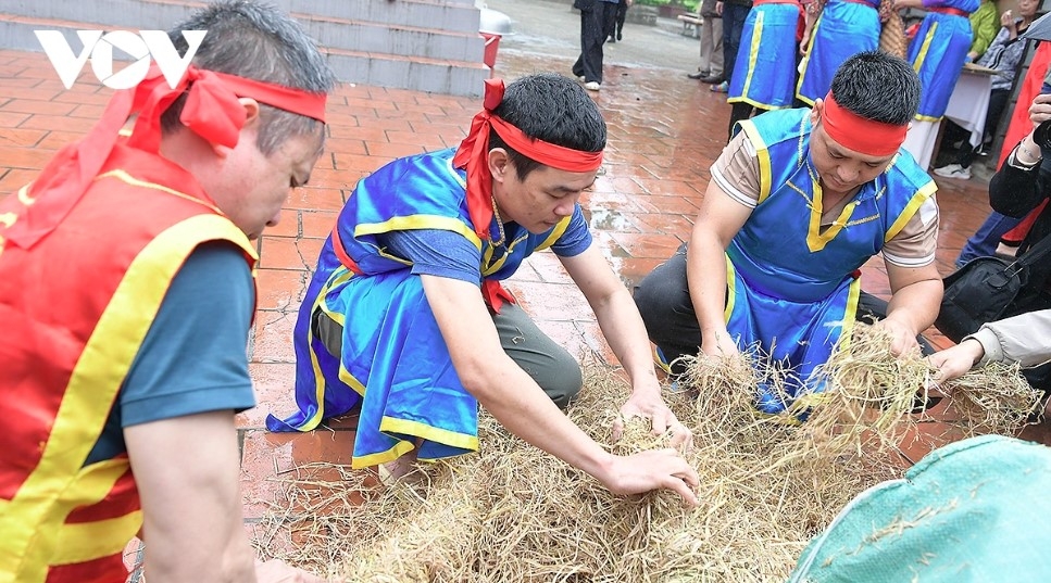 fire-making and rice-cooking contest enlivens early lunar new year festival picture 3