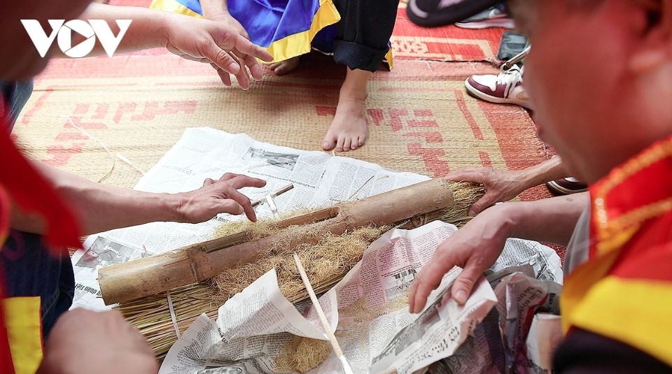 fire-making and rice-cooking contest enlivens early lunar new year festival picture 5