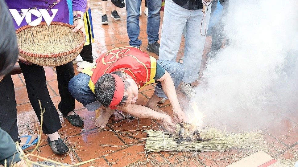 fire-making and rice-cooking contest enlivens early lunar new year festival picture 6