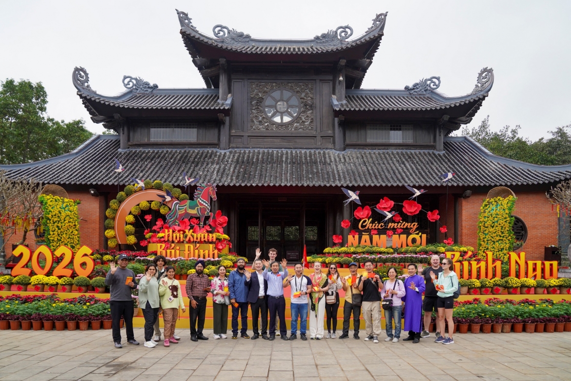no nuc du xuan, don tet tai cac diem den du lich trong ca nuoc hinh anh 2