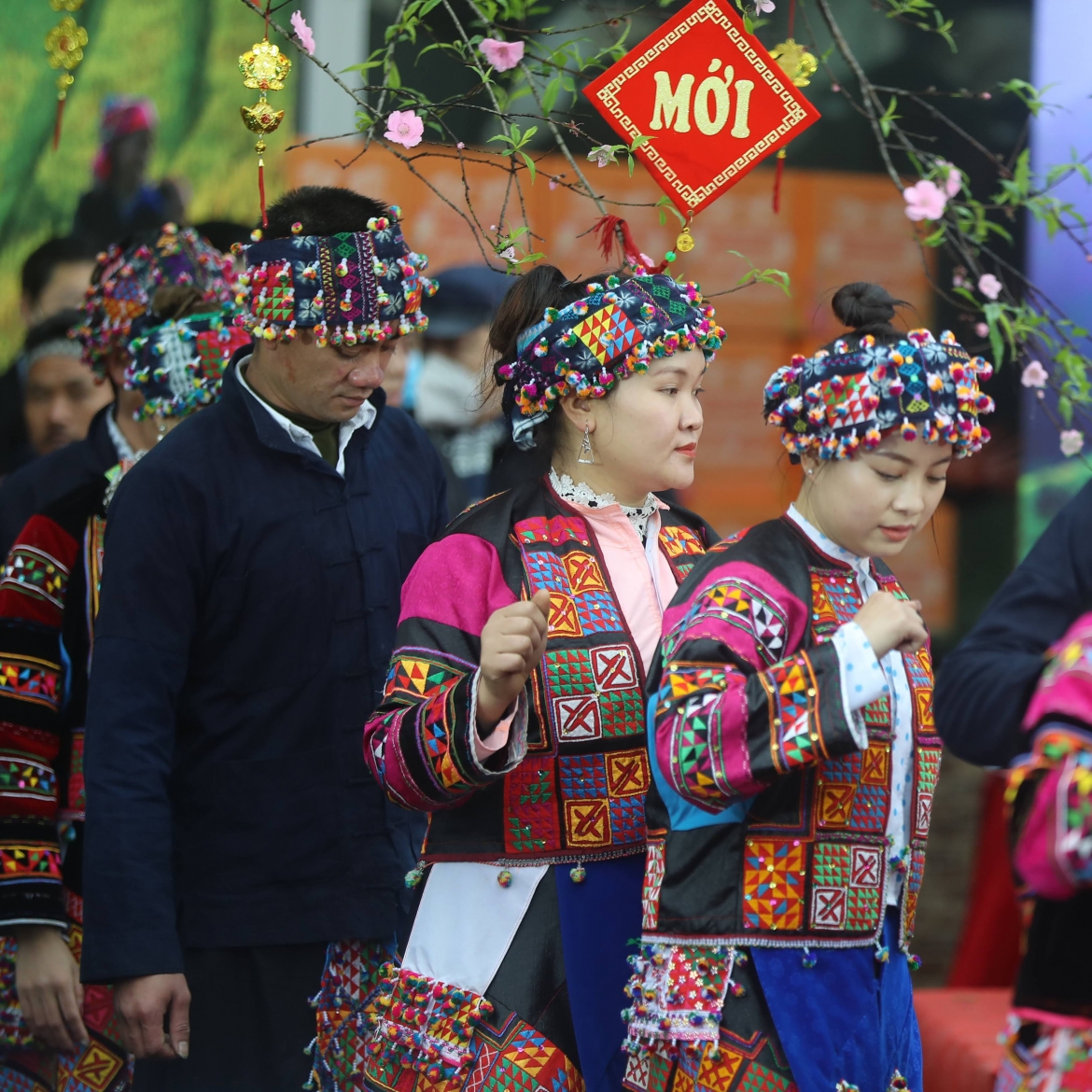 Diem den du xuan, trai nghiem van hoa hap dan trong long ha noi hinh anh 1