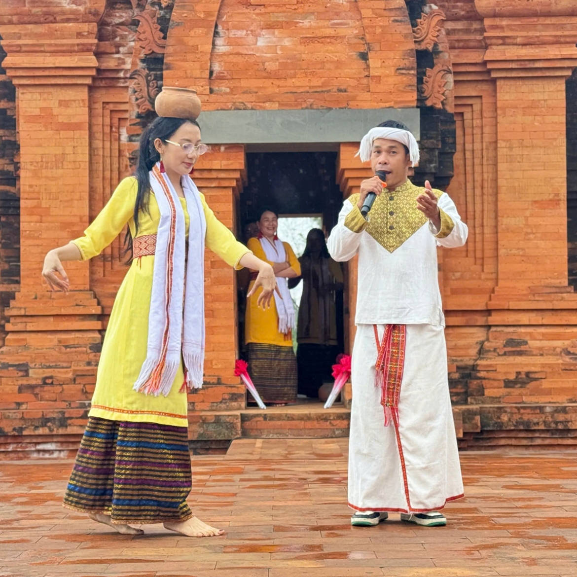 Diem den du xuan, trai nghiem van hoa hap dan trong long ha noi hinh anh 2
