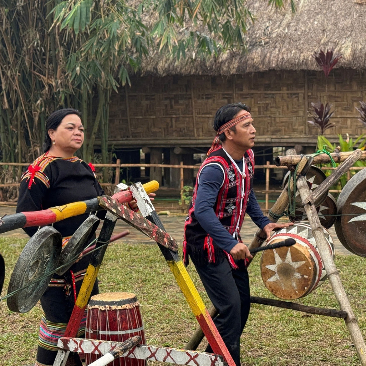 Diem den du xuan, trai nghiem van hoa hap dan trong long ha noi hinh anh 3