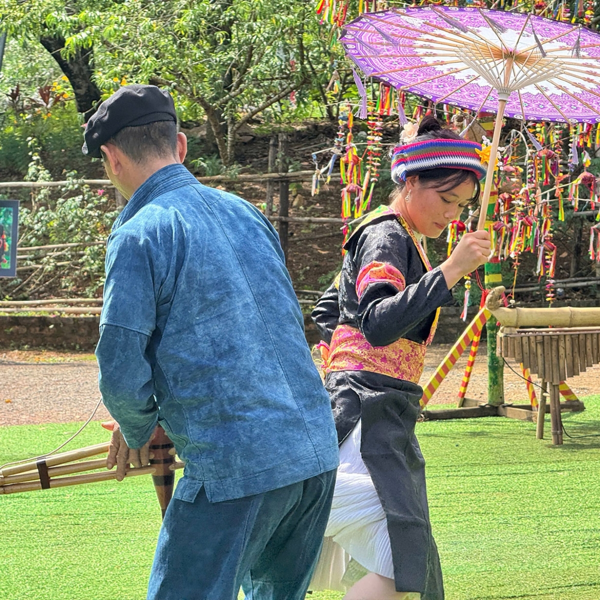 Diem den du xuan, trai nghiem van hoa hap dan trong long ha noi hinh anh 4