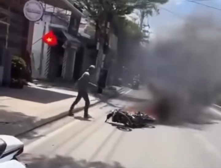 Không chấp hành hiệu lệnh giao thông, thanh niên tự đốt xe máy