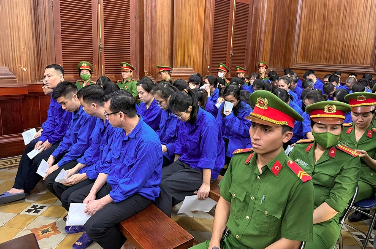 lam gia 190.000 phieu thu nghiem thuc pham, nu giam doc bi tuyen 27 nam tu hinh anh 1