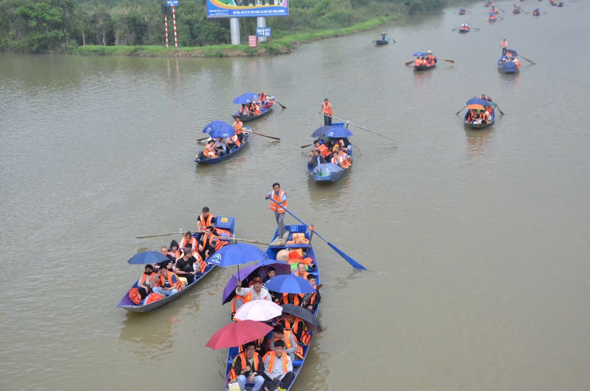 Siết chặt quy định mặc áo phao tại Lễ hội Du lịch Chùa Hương 2026