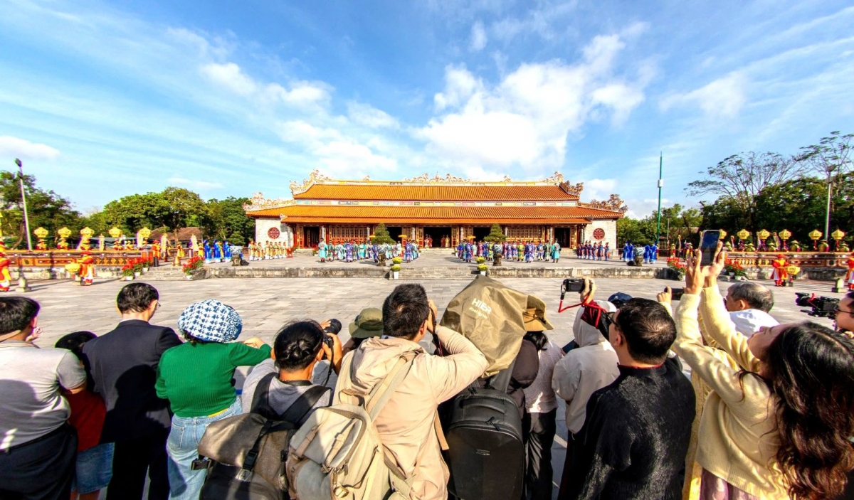 이미지 1: 후에 황성에서 응우옌 왕조 백성들을 묘사한 모습.