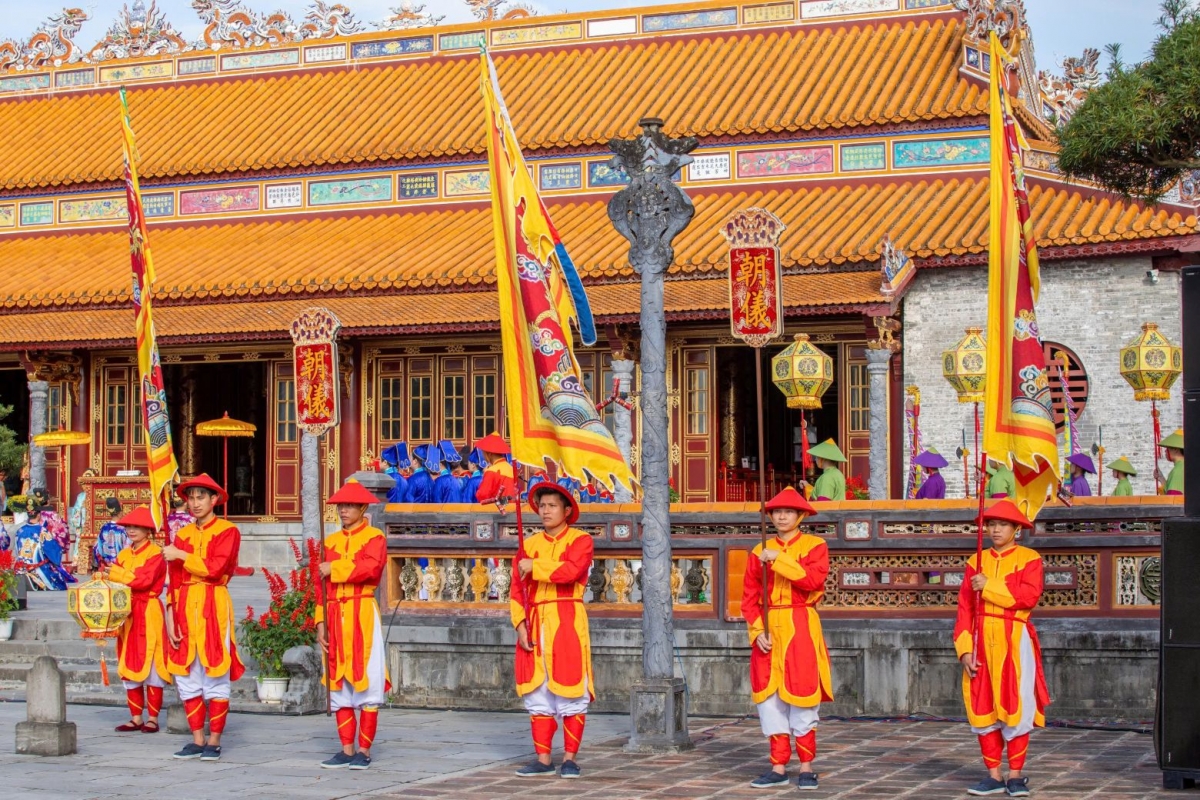 이미지 2: 후에 황성에서 응우옌 왕조 백성들을 묘사한 그림.