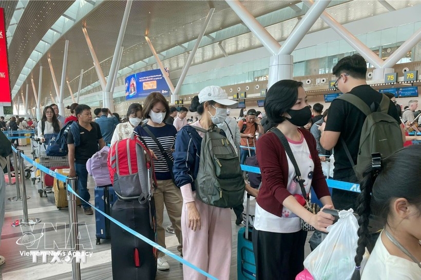 tan son nhat airport sets new passenger record on sixth day of tet holiday picture 1