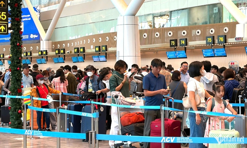 Tan Son Nhat airport sets record on fourth day of Lunar New Year
