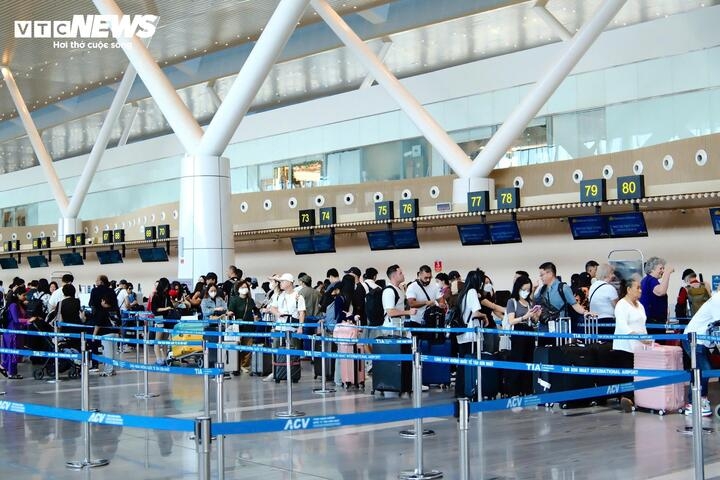 passenger traffic at tan son nhat airport exceeds forecasts ahead of tet picture 5