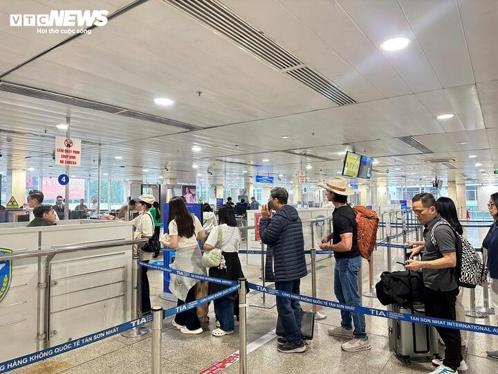 passenger traffic at tan son nhat airport exceeds forecasts ahead of tet picture 9