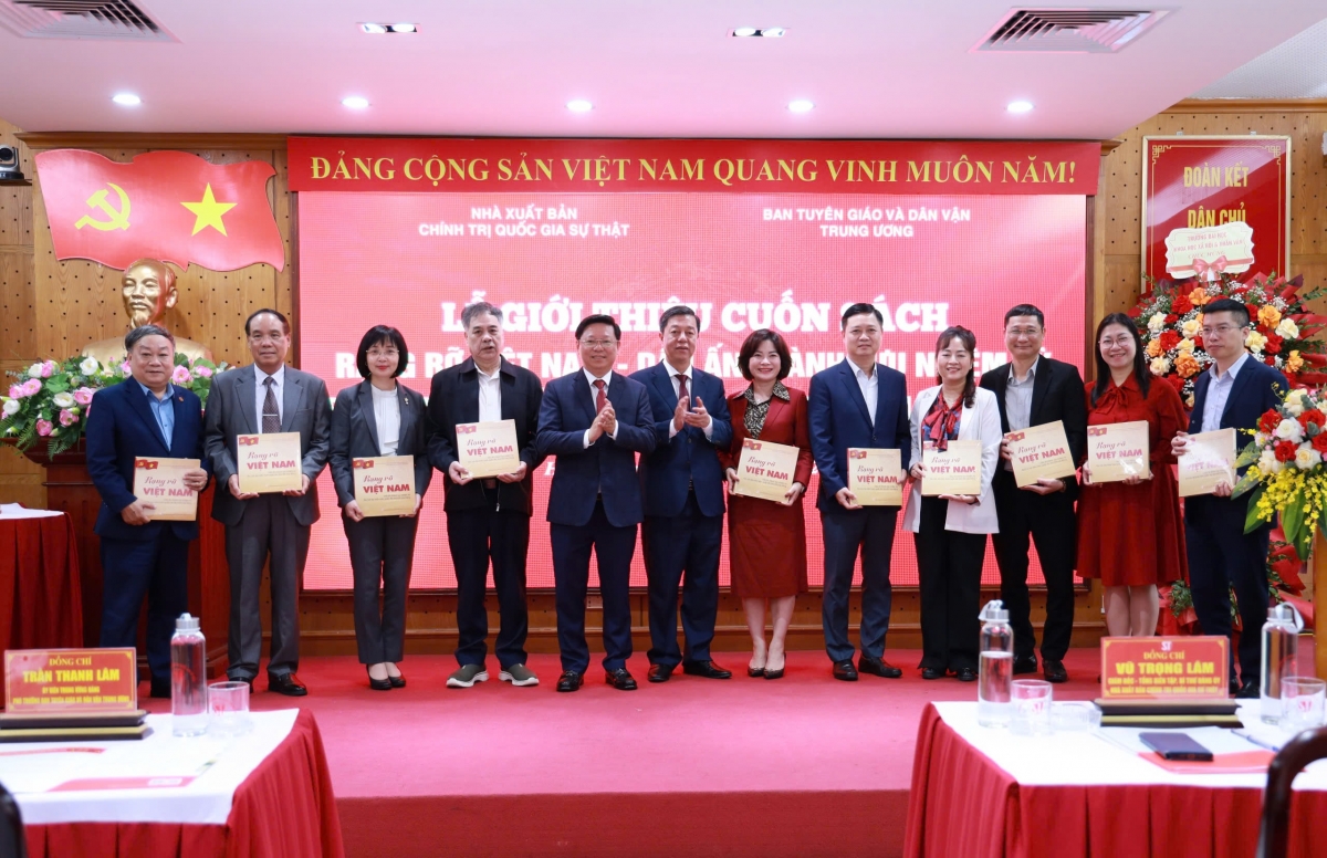 Giới thiệu cuốn sách về dấu ấn thành tựu nhiệm kỳ Đại hội XIII của Đảng