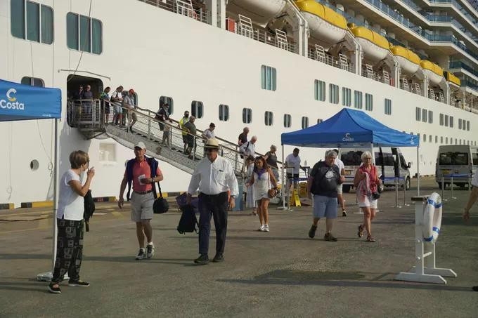 ho chi minh city welcomes 2,000 cruise tourists picture 1