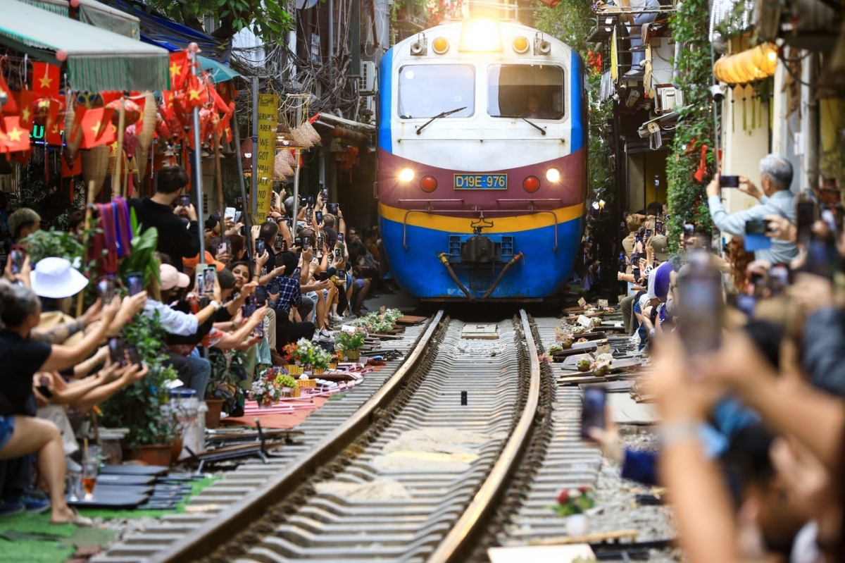 Hà Nội giảm tần xuất tàu qua phố cà phê đường tàu, dừng tàu hàng nội đô