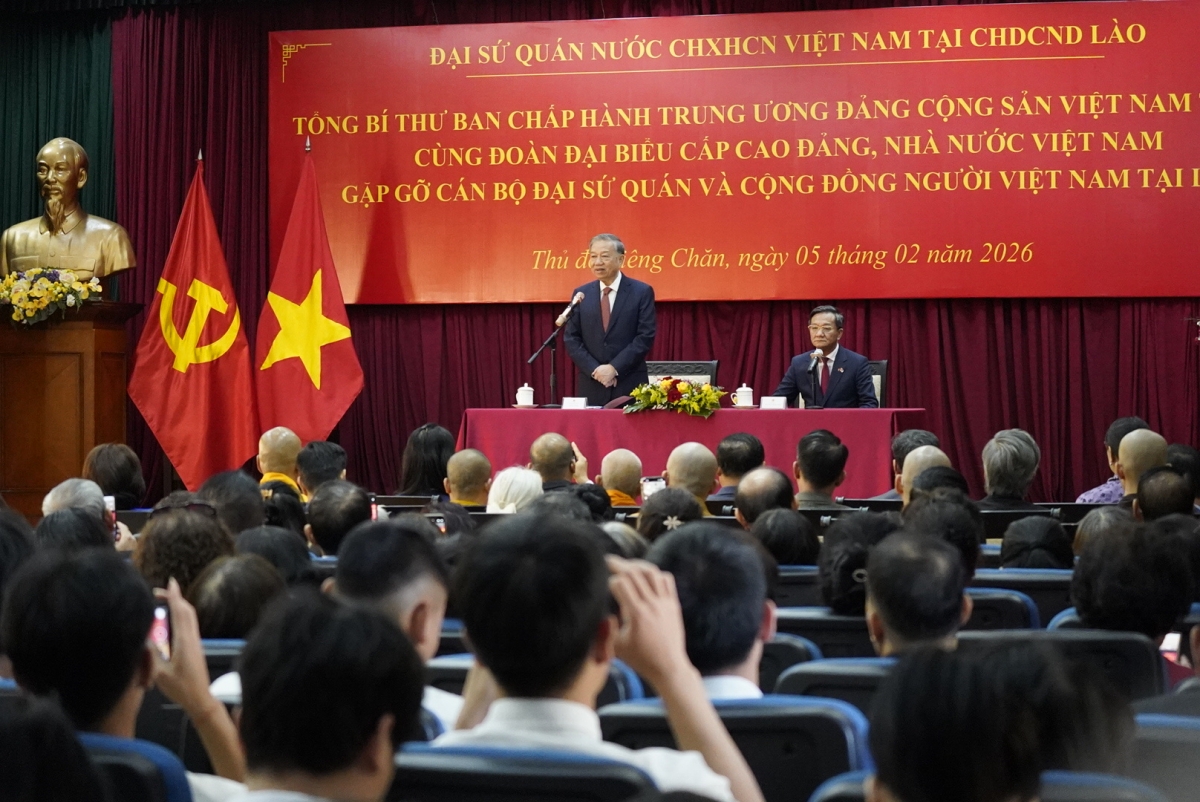 Tổng Bí thư Tô Lâm gặp gỡ cán bộ Đại sứ quán và cộng đồng người Việt Nam tại Lào