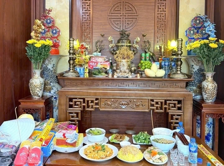 van khan gia tien day du nhat trong ngay ram quan trong nhat cua nam hinh anh 1