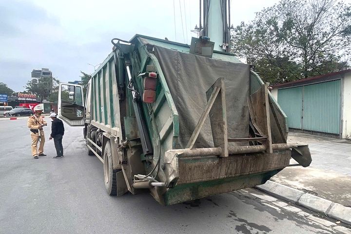 Để biển số bám bẩn, tài xế xe rác ở Hà Nội bị phạt 23 triệu đồng