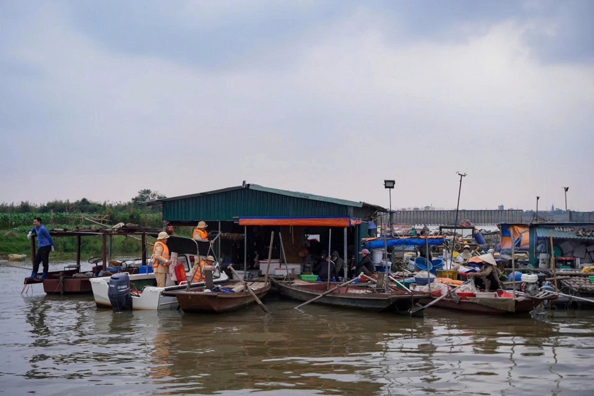 nhung cai tet lang tham cua canh sat duong thuy hinh anh 1