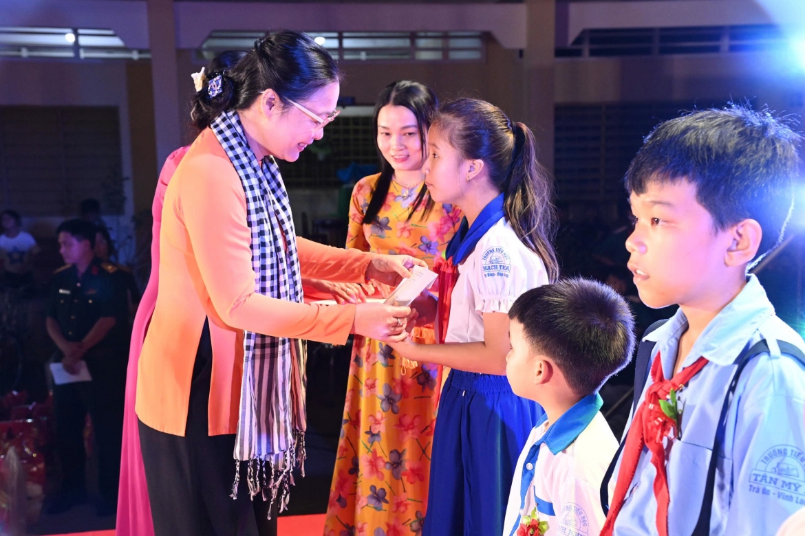 xuan gan ket tinh quan dan tren que huong vinh long hop nhat hinh anh 1