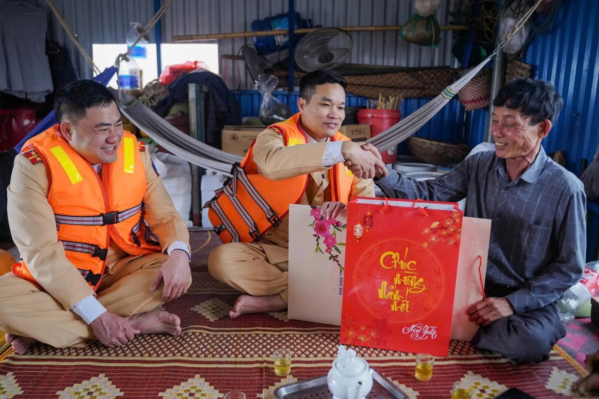 nhung cai tet lang tham cua canh sat duong thuy hinh anh 2