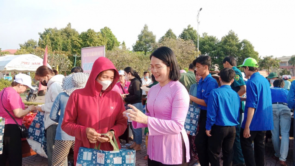 xuan gan ket tinh quan dan tren que huong vinh long hop nhat hinh anh 5