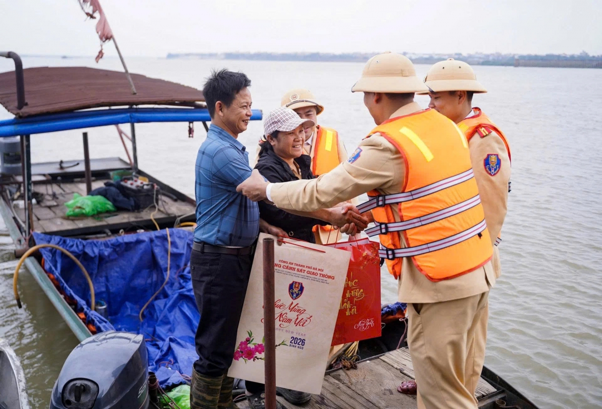 Những cái Tết lặng thầm của cảnh sát đường thủy