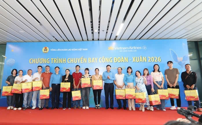 vietnam airlines operates free tet flights for disadvantaged workers picture 1