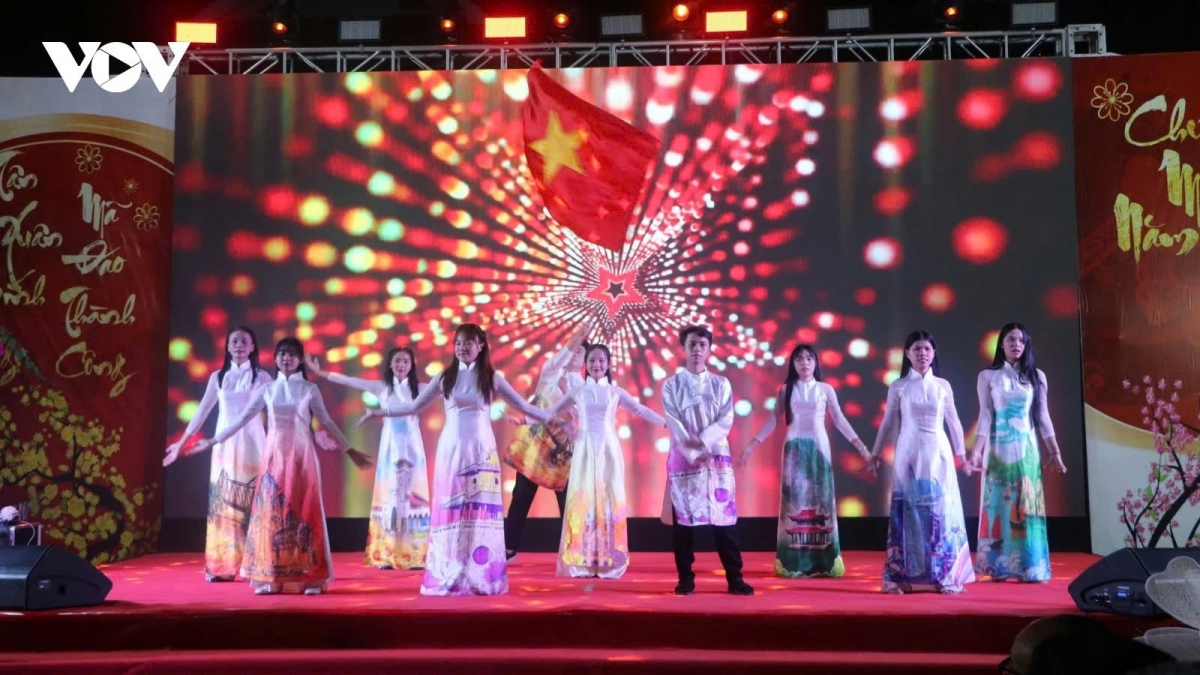 vietnamese expatriates in cambodia join foreign friends to celebrate tet picture 2