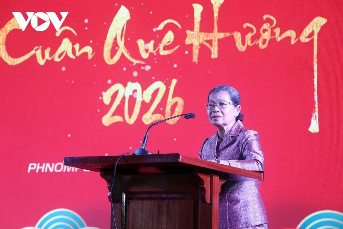 vietnamese expatriates in cambodia join foreign friends to celebrate tet picture 1