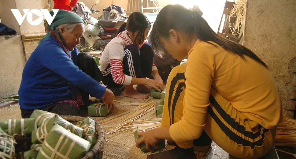 tranh khuc banh chung village gears up for tet picture 14