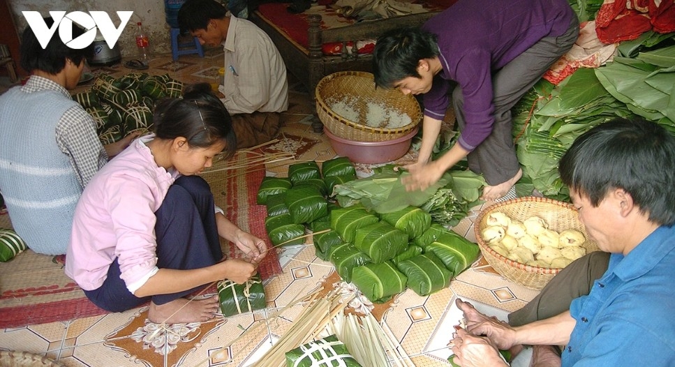 tranh khuc banh chung village gears up for tet picture 3
