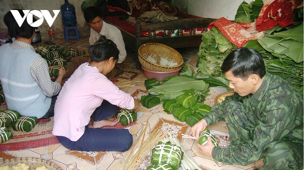 tranh khuc banh chung village gears up for tet picture 5