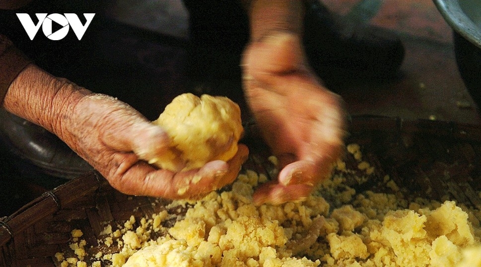 tranh khuc banh chung village gears up for tet picture 9