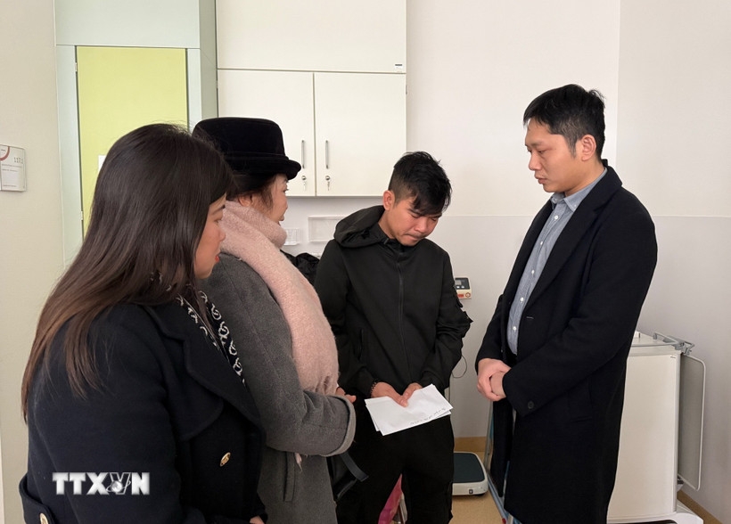 Dai su quan viet nam tai Duc tham hoi gia dinh nan nhan vu chay tai berlin hinh anh 1