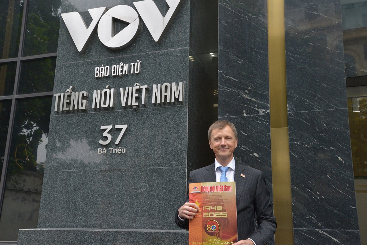 than tan cong su Belarus Shloma tham Bao dien tu VOV, tuan bao Tieng noi Viet Nam  -trung hieu.JPG