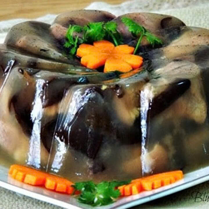 ai khong nen an mon thit dong, thit kho tau quen thuoc tren mam co tet hinh anh 1