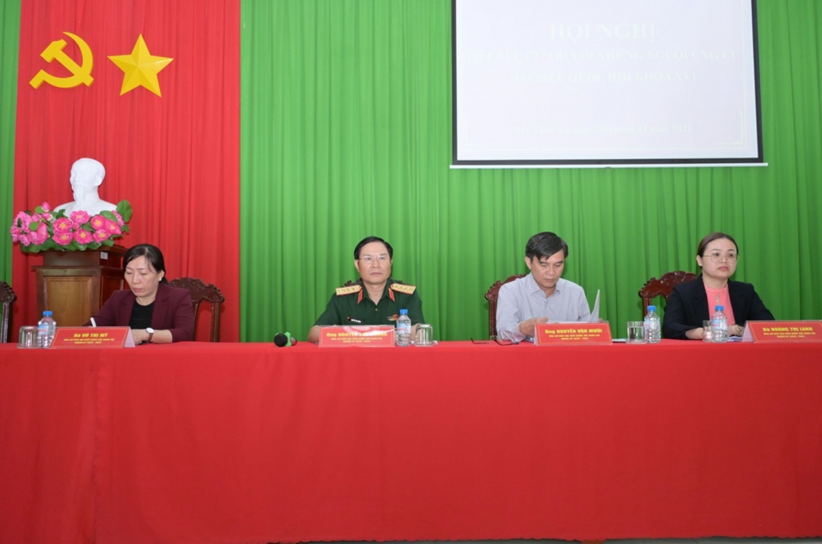 thu_truong_bo_quoc_phong_tong_tham_muu_truong_quan_doi_nhan_dan_viet_nam_nguyen_tan_cuong_ung_cu_vien_dai_bieu_quoc_hoi_tham_gia_tiep_xuc_cu_tri_tai_xa_my_tinh_an_tinh_dong_thap.jpg