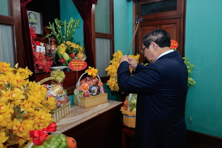 thu tuong pham minh chinh dang huong tuong nho chu tich ho chi minh tai nha 67 hinh anh 1